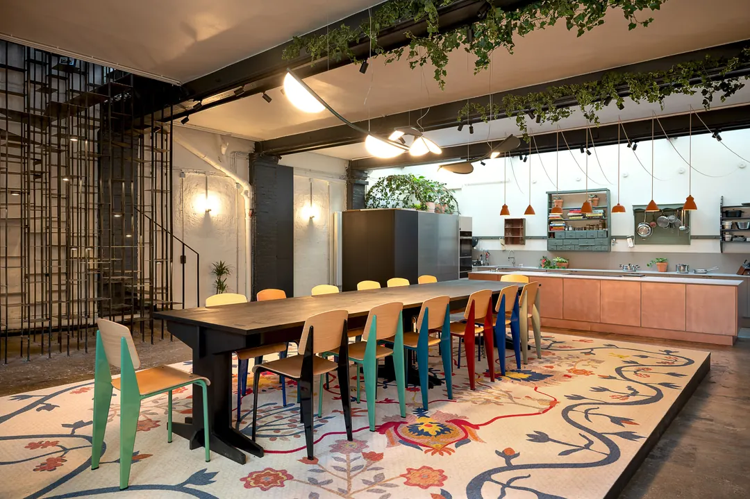 Le loft du 15 Porte de Droite, sa grande table et sa cuisine